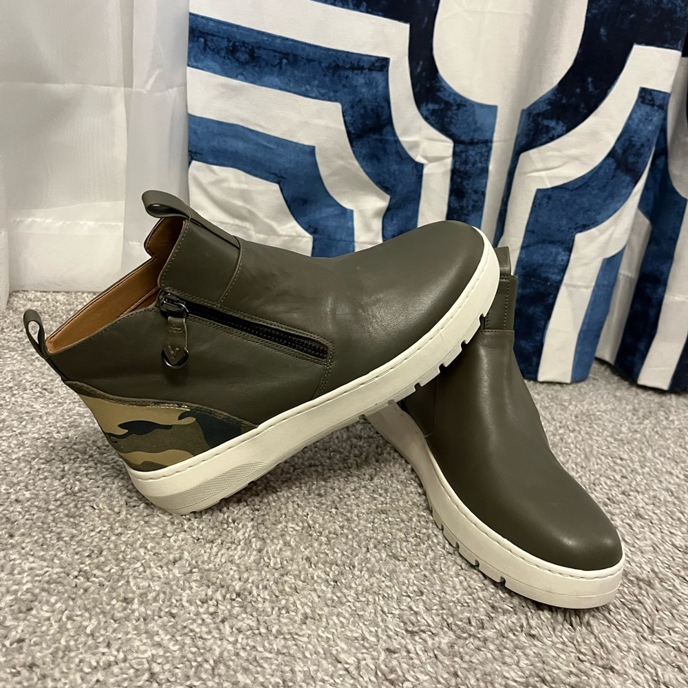 Vionic high top zip sneakers.  Size 8.  Never worn - NEW.